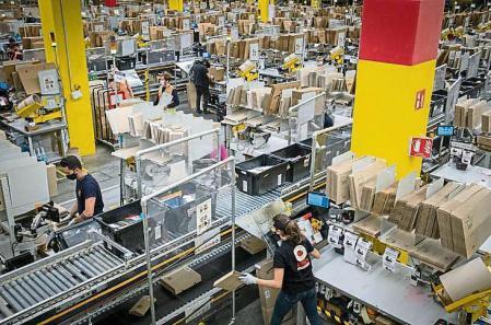 22042021 Informe 2 fábricas de Amazon en Barcelona.  Fotos de las instalaciones, robots, operarios de carga y descarga, centro logístico en El Prat