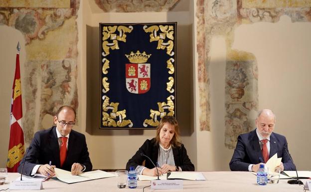 La ministra de Educación, Rocío Lucas, firma un convenio con el Banco Santander para desarrollar el programa 