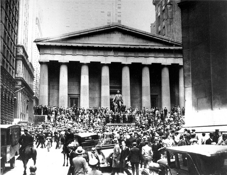 La imagen muestra una multitud de personas de pie frente a la Bolsa de Valores de Nueva York y dos hombres a caballo.