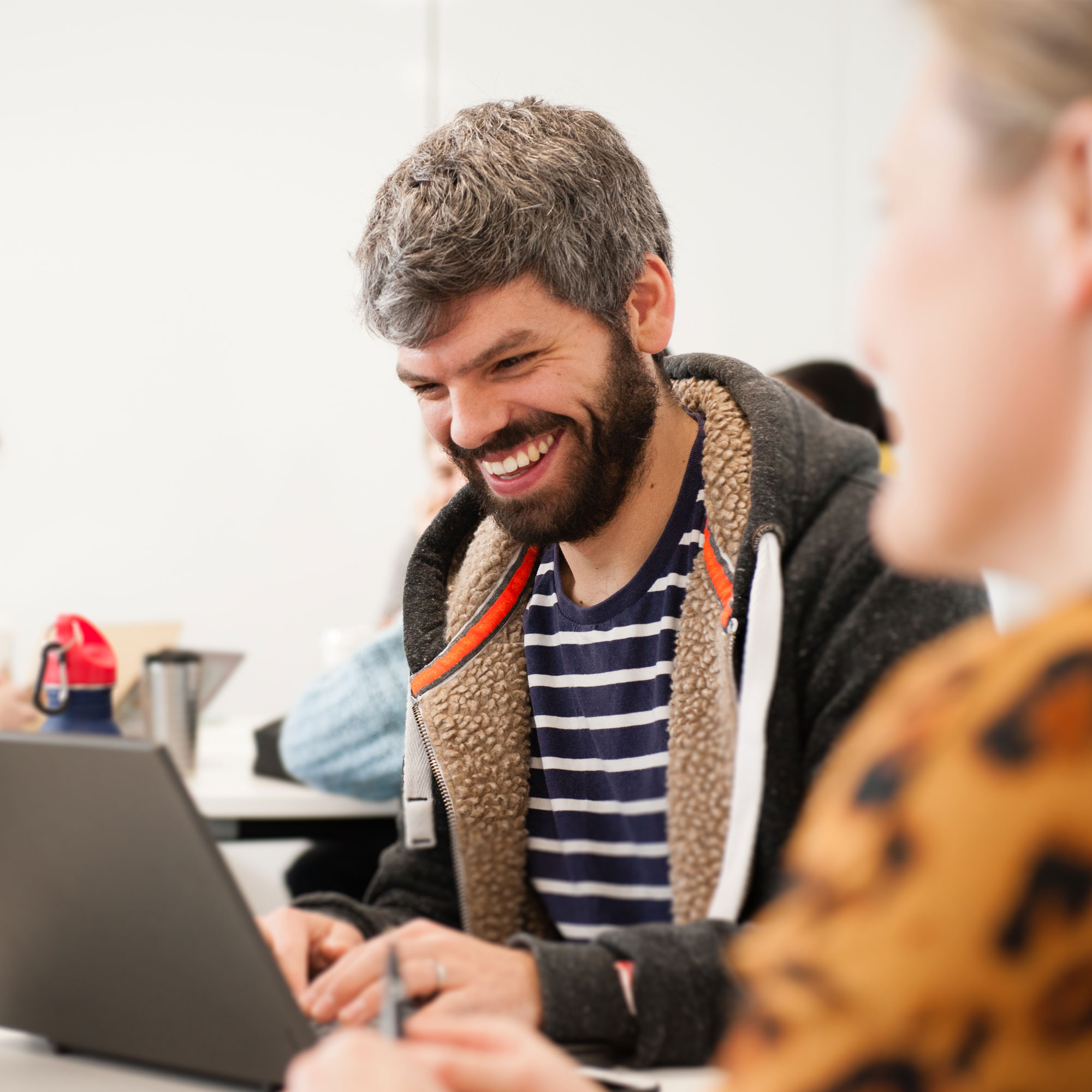 Estudiante de aprendizaje sonriendo mirando la computadora portátil