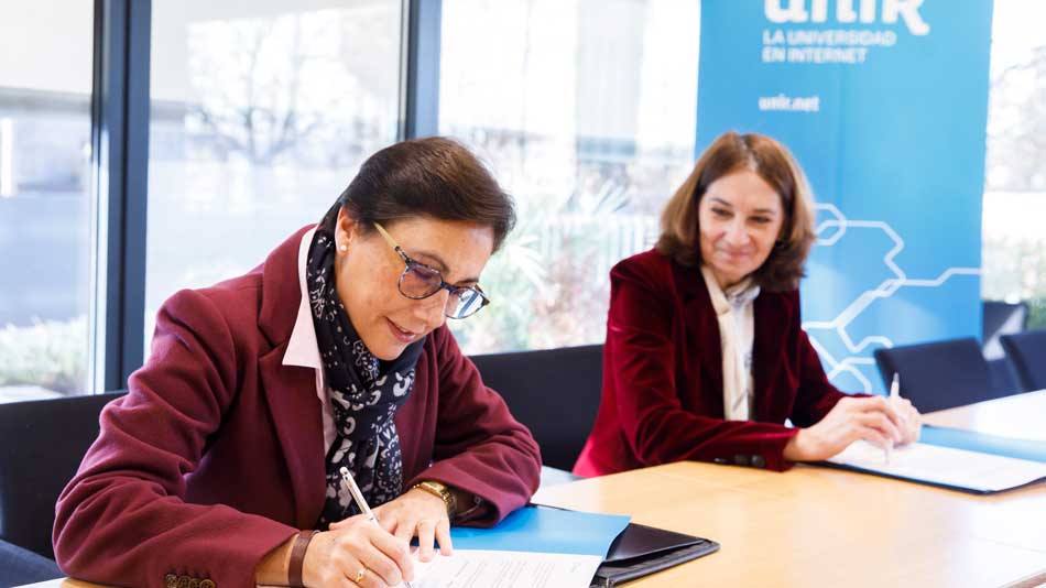 La vicerrectora de Alumnos de la UNIR, Adela López, en la firma con Telefónica