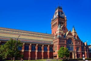 un edificio en Harvard, una de las escuelas más antiguas de EE. UU.