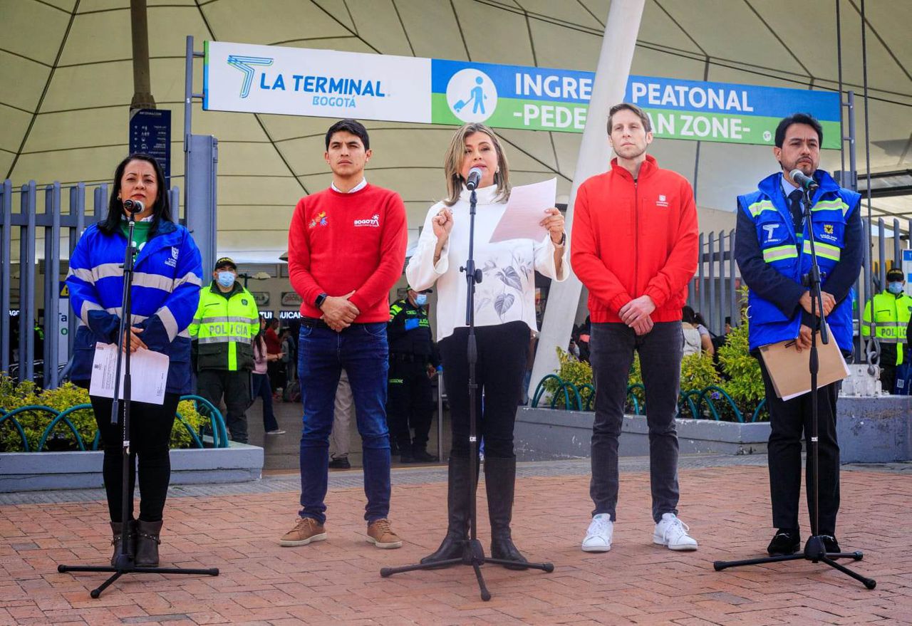 La alcaldesa responsable de la ciudad de Bogotá, Edna Bonilla, en compañía de la secretaria de Movilidad, Deyanira Ávila y otros funcionarios del Distrito, explicaron los nuevos cambios de la baja en la ciudad.